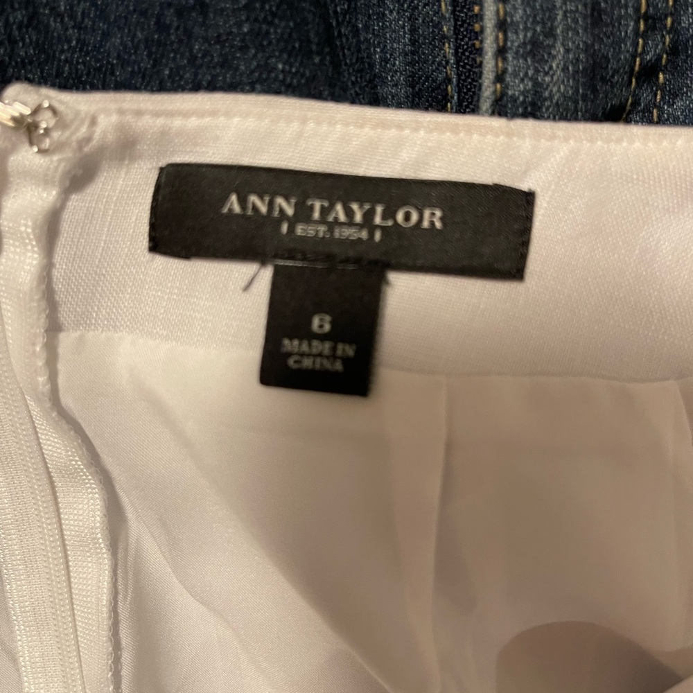 Ann Taylor white linen skirt with lace. A- shape. Size:6